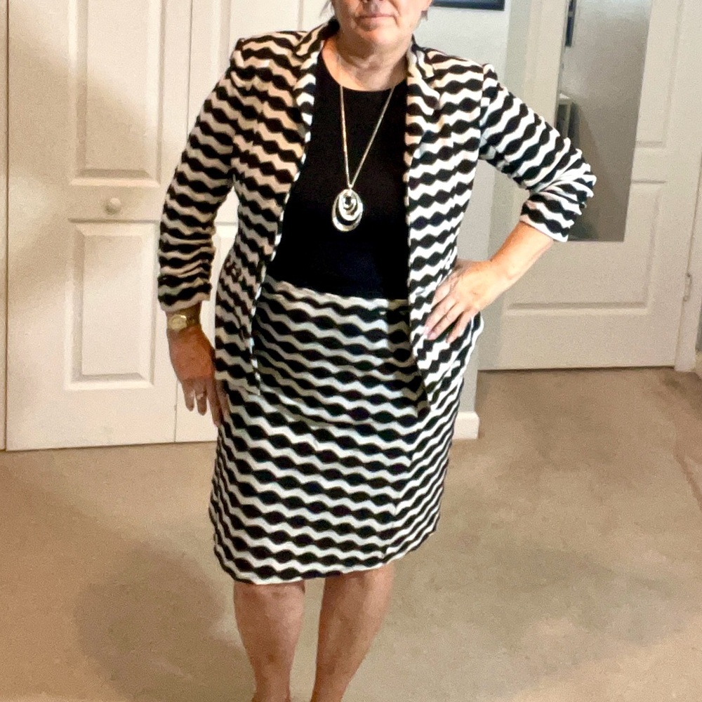 Vintage Career Black & White Wave Print Skirt Suit Set – Beige by eci – Size 10